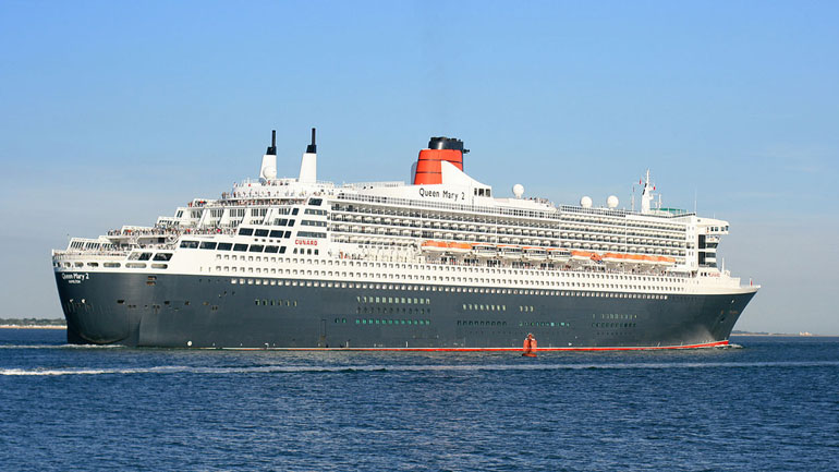 Το υπερωκεάνιο Queen Mary 2 στο λιμάνι του Πειραιά
