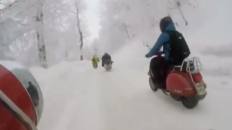 Χιονοβόλτα με.. βέσπες!