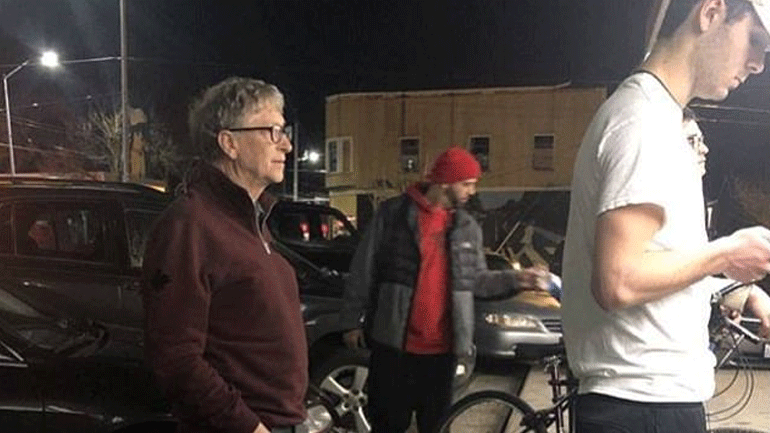 Μπιλ Γκέιτς: Περιμένοντας στην ουρά για ένα μπέργκερ