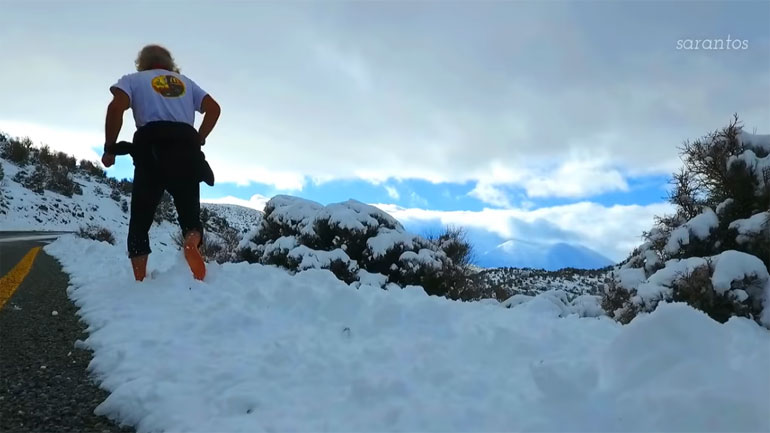 Ο Κρητικός που έτρεξε ξυπόλυτος στον χιονισμένο Ψηλορείτη έχει ένα μήνυμα για όλους