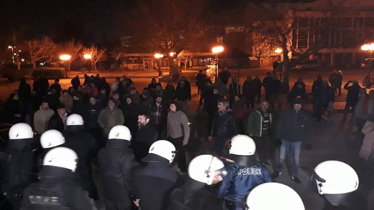 Εν μέσω αποδοκιμασιών και υπό την προστασία των ΜΑΤ ο Σκουρλέτης στο Δημαρχείο του Βόλου