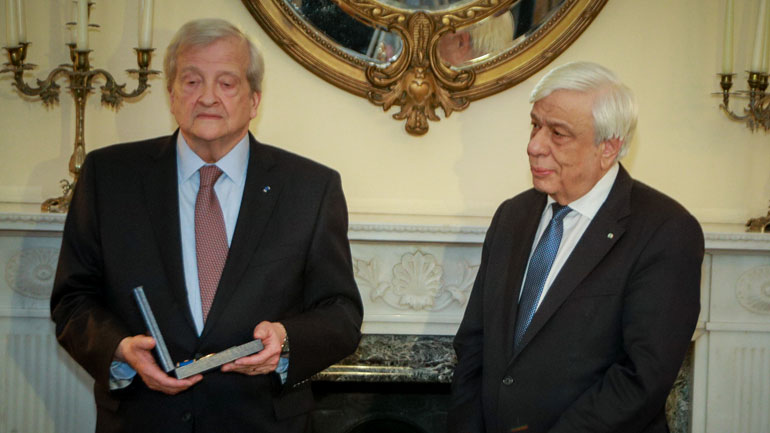 Το παράσημο του Ταξιάρχη του Τάγματος της Τιμής στον καθηγητή Gregory Nagy απένειμε ο Πρ. Παυλόπουλος