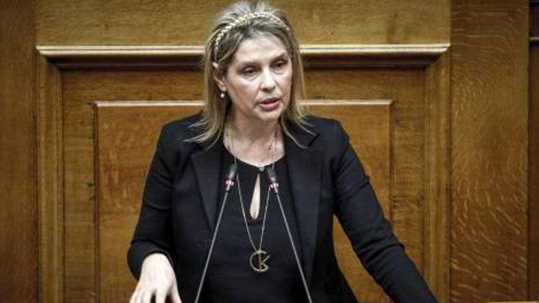 Η Παπακώστα αναθεωρεί…