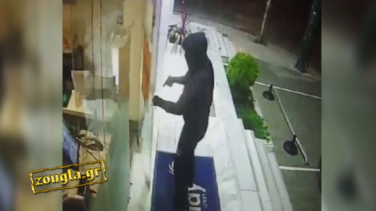 Ντοκουμέντο από ληστεία στο Μοσχάτο: Χτύπησε την πόρτα με την κάννη του όπλου, του άνοιξαν και τους λήστεψε