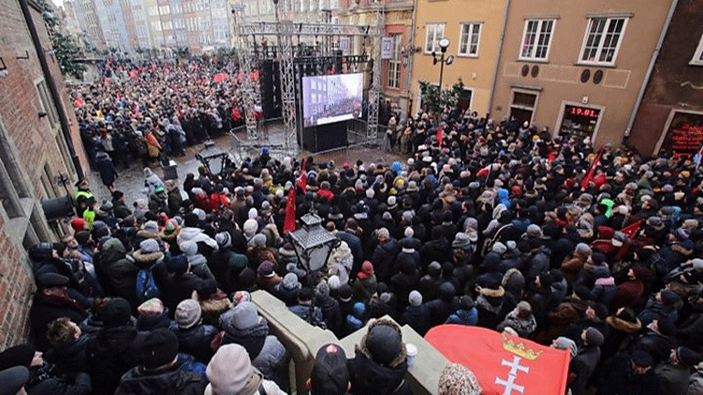 Πολωνία: Χιλιάδες άνθρωποι στην κηδεία του δημάρχου του Γκντανσκ  Π. Αντάμοβιτς