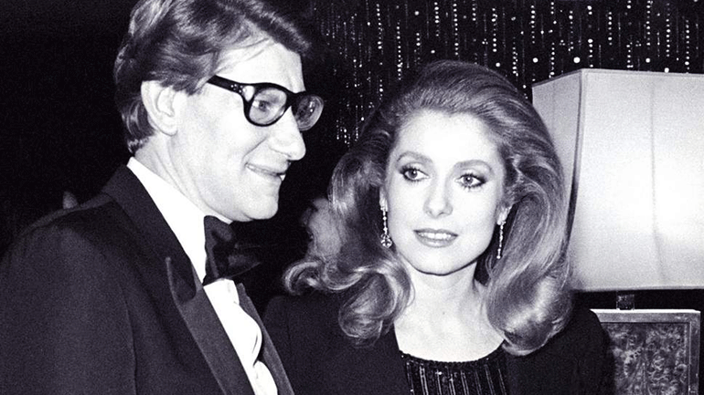 Η Κατρίν Ντενέβ πωλεί την Ιβ Σεν Λοράν γκαρνταρόμπα της