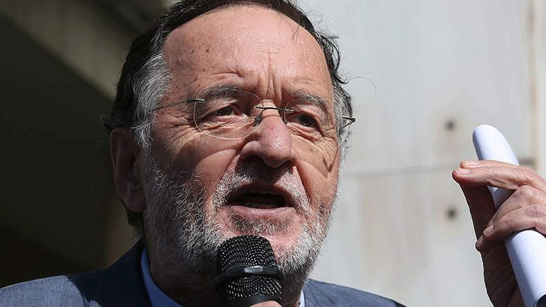 «Η Δημοκρατία έχει γίνει κουρελόχαρτο»