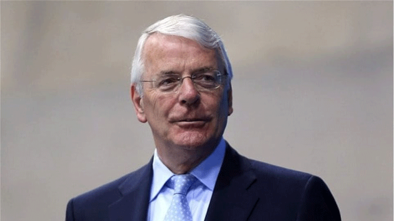 Ο  Μέιτζορ καλεί την Τερέζα Μέι να εγκαταλείψει τις κόκκινες γραμμές της