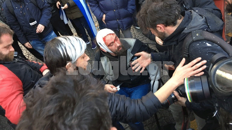 Καταγγελία της Ένωσης Φωτορεπόρτερ για επιθέσεις διαδηλωτών που «κρατούσαν ελληνικές σημαίες»