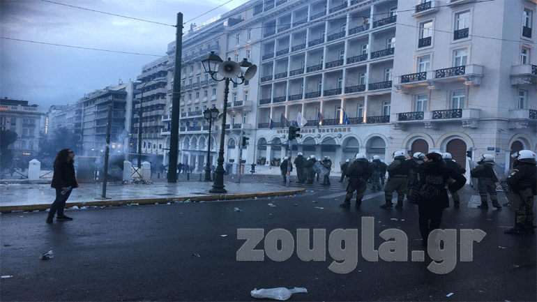 ΕΛ.ΑΣ.: «Οργανωμένες ομάδες προκάλεσαν τα επεισόδια στη Βουλή»