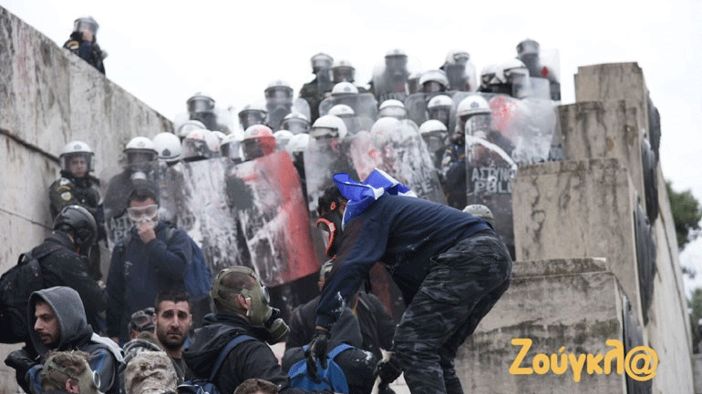 Βίντεο-ντοκουμέντο: Μάχη σώμα με σώμα διαδηλωτών με τα ΜΑΤ