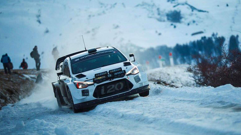 Τέρμα γκάζι πηγαίνει στο χιόνι ο Loeb