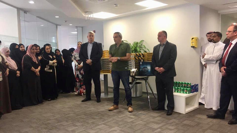 Ο Σταύρος Παρασκευαΐδης μιλά στους συνεργάτες του στην Τζέντα της Σαουδικής Αραβίας