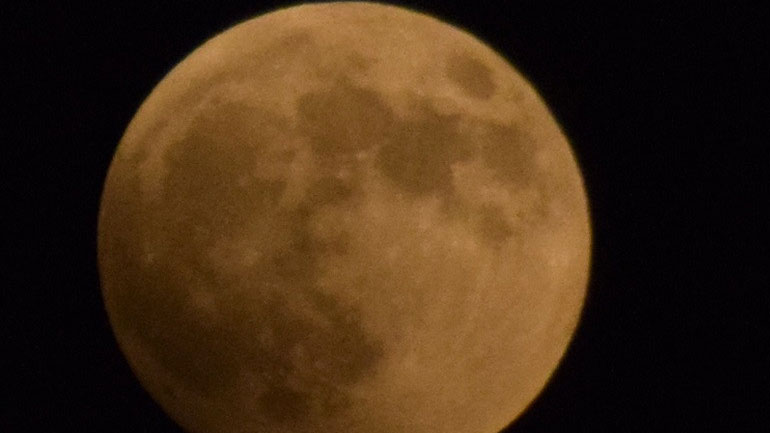 Ολική έκλειψη Σελήνης συνέπεσε με υπερπανσέληνο, αλλά ο ουρανός στην Ελλάδα είχε σύννεφα