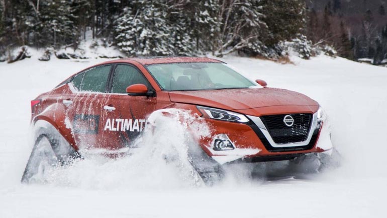 Έβαλαν ερπύστριες σε sedan αυτοκίνητο!