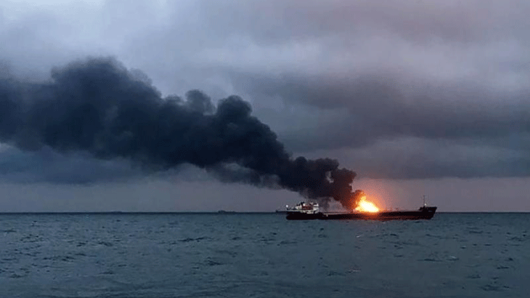 Είκοσι ναυτικοί φέρεται να έχασαν τη ζωή τους από την πυρκαγιά στον πορθμό του Κερτς