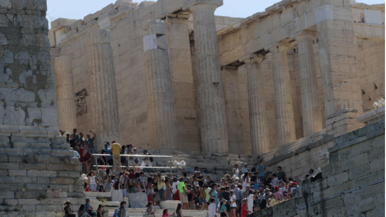 Δεκαεπτά ελληνόπουλα  από τον Παναμά επισκέφτηκαν την Ακρόπολη