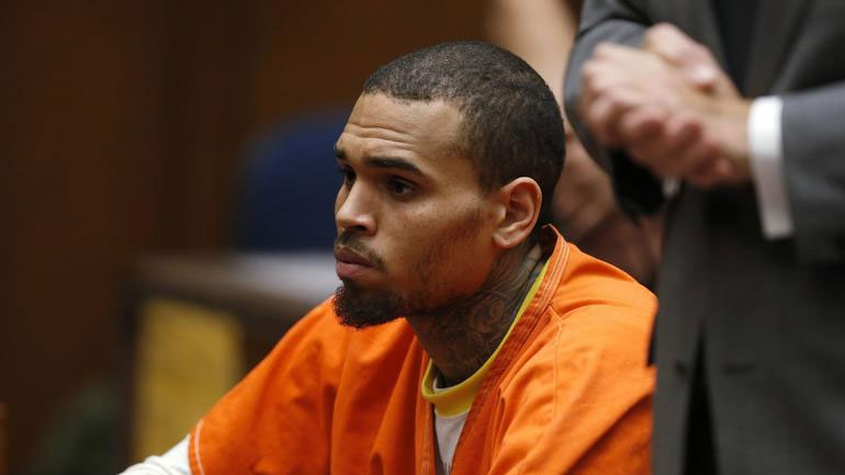 Χειροπέδες στον ράπερ Κρις Μπράουν για βιασμό