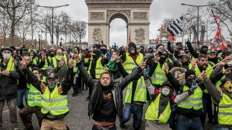 «Κίτρινα γιλέκα κι αστυνόμοι» το νέο παιχνίδι των μαθητών στο διάλειμμα