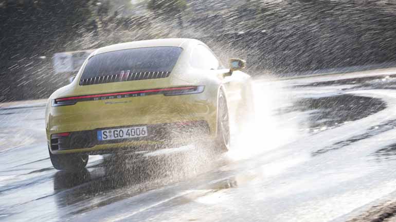 Η νέα Porsche 911 «διαβάζει» ακόμη και το νερό στην άσφαλτο!