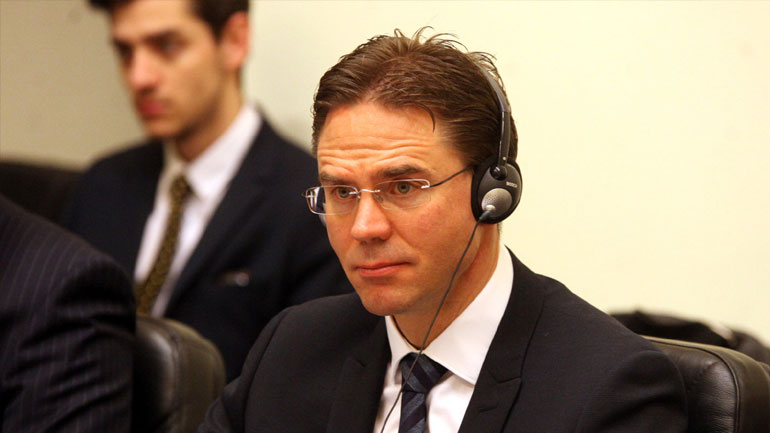 Στην Αθήνα την ερχόμενη Τρίτη ο επίτροπος Κατάινεν – Θα παραστεί σε συνεδρίαση στη Βουλή