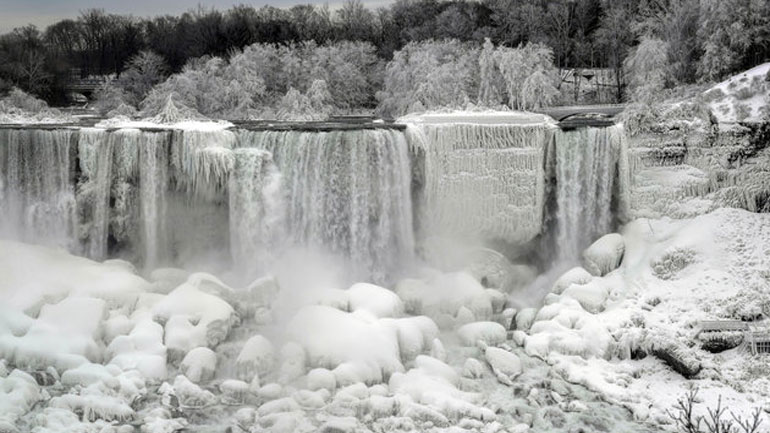 Σαν παραμύθι: Εντυπωσιάζουν οι παγωμένοι καταρράκτες του Νιαγάρα