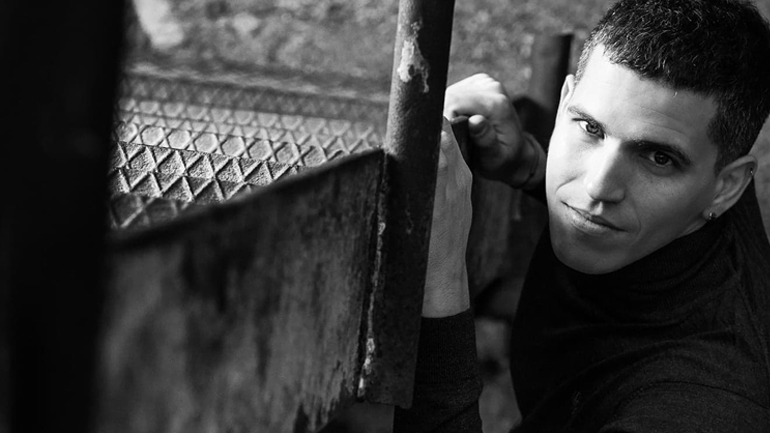 Ο Θοδωρής Νικολάου στη μουσική σκηνή Σφίγγα