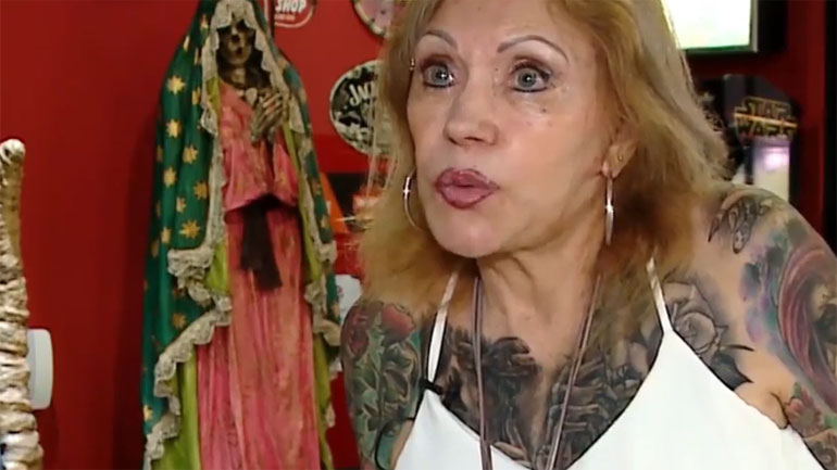 Η 87χρονη που έχει γεμίσει το σώμα της με τατουάζ