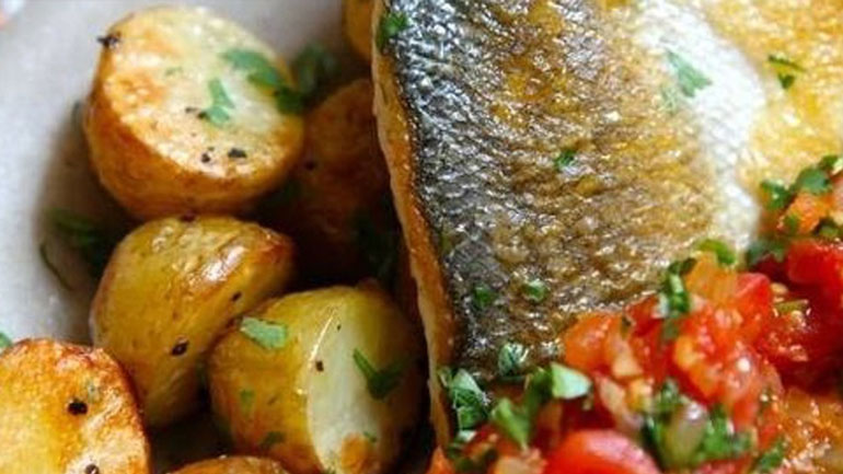 Λαβράκι στον φούρνο με πατάτες