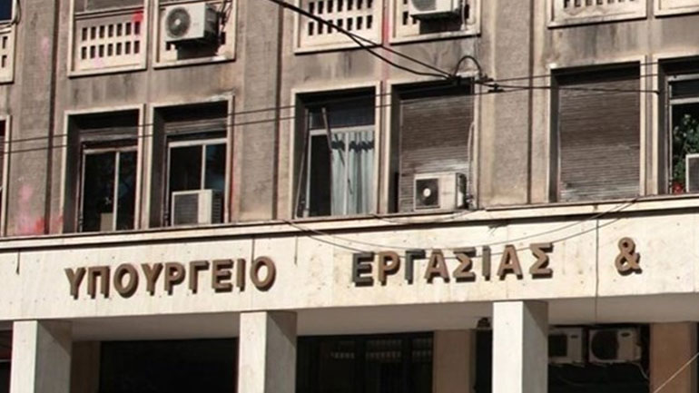 Σε άμεσα και δραστικά μέτρα για «ράντζα» και ΜΕΘ προχωρά το υπουργείο Υγείας