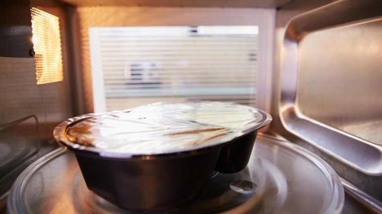 Πώς να χρησιμοποιήσετε με ασφάλεια τα πλαστικά στο φούρνο μικροκυμάτων