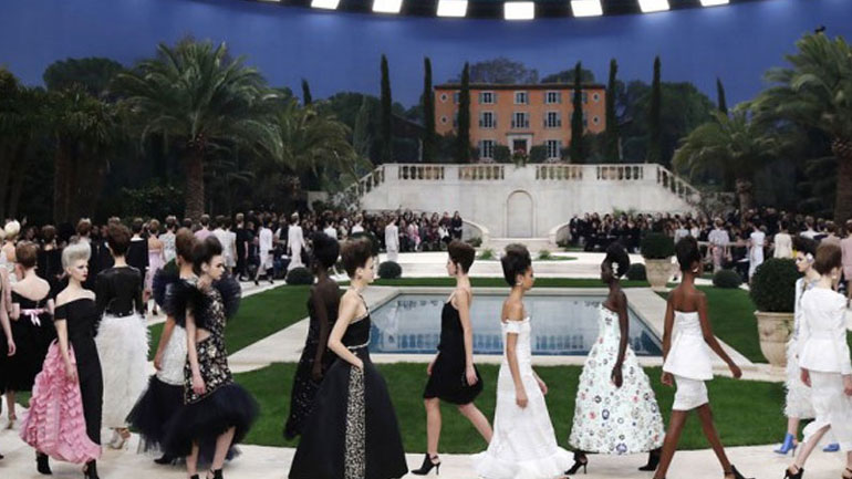 Chanel: O Karl Lagerfeld έφερε το μεσογειακό καλοκαίρι στο Grand Palais του Παρισιού