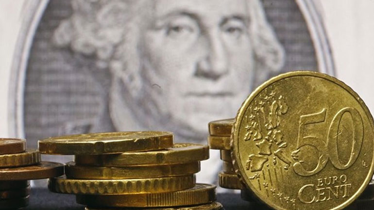 Υποχωρεί το ευρώ