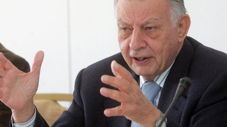 «Ο Κοτζιάς διαστρέβλωσε τα όσα γράφει στο βιβλίο του ο Ι. Βαρβιτσιώτης» αναφέρουν συνεργάτες του πρώην υπουργού