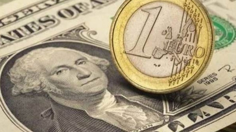 Το ευρώ υποχωρεί 0,50%, στα 1,1322 δολάρια