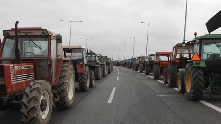 Στήνουν μπλόκο στον κόμβο της Νίκαιας στη Λάρισα οι αγρότες