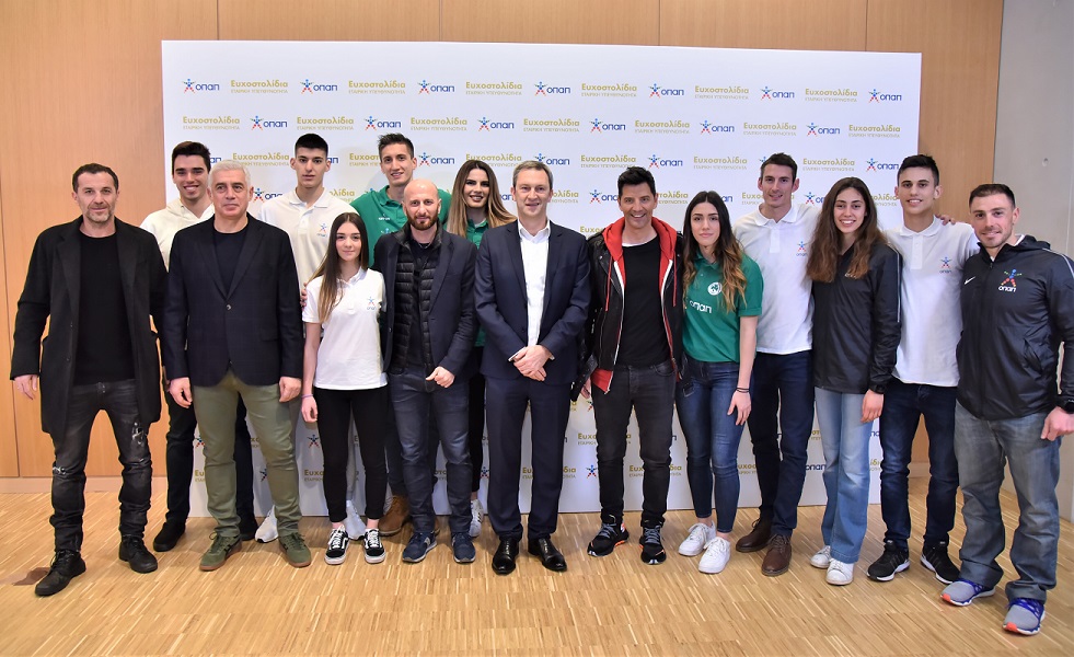 Ο Ντάμιαν Κόουπ Διευθύνων Σύμβουλος ΟΠΑΠ και ο Σάκης Ρουβάς μαζί με τον  Γιάννη Γκούμα προπονητή της Εθνικής Νέων, Αντώνη Νικοπολίδη προπονητή Εθνικής Ελπίδων, Δημήτρη Παπαδόπουλο πρώην διεθνή ποδοσφαιριστή, τους αθλητές του Παναθηναϊκού Α.Ο. Βίκυ Κάσδαγλη, Ιλιόνη Κελεσίδη και Παναγιώτη Πελεκούδα και τους  ΟΠΑΠ Champions Απόστολο Χρήστου, Γιώργο Καλαϊτζάκη, Σεμέλη Ζαρμακούπη, Πάνο Τριβυζά, Παναγιώτα Δόση, Αλέξη Ιωακειμίδη και Γρηγόρη Σουβατζόγλου. 