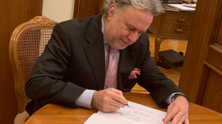 Ο Γ. Κατρούγκαλος υπέγραψε τον κυρωτικό νόμο της Συμφωνίας των Πρεσπών