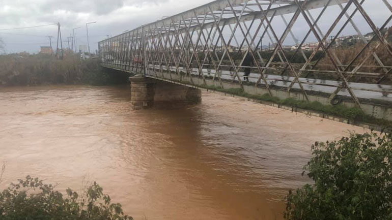 Πλημμύρες και κλειστοί δρόμοι στη Λακωνία – Φούσκωσε ο Ευρώτας