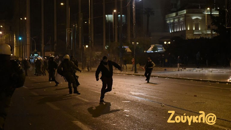 Στις 11 οι συλλήψεις για τα επεισόδια έξω από τη Βουλή