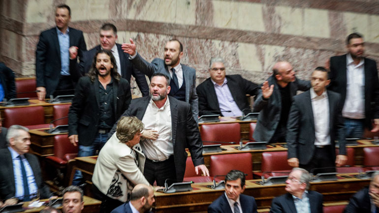 Επεισόδιο στη Βουλή με τον βουλευτή της Χρυσής Αυγής K. Μπαρμπαρούση