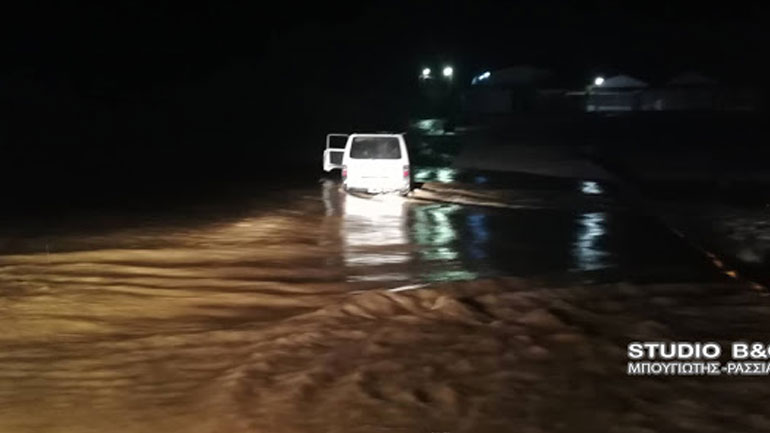 Άργος: Επιχείρηση της πυροσβεστικής για εγκλωβισμένο οδηγό σε κοίτη ποταμού