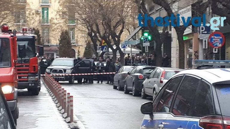 Έληξε ο συναγερμός στη Θεσσαλονίκη-Παραδόθηκε ο άνδρας που είχε ταμπουρωθεί σε τράπεζα