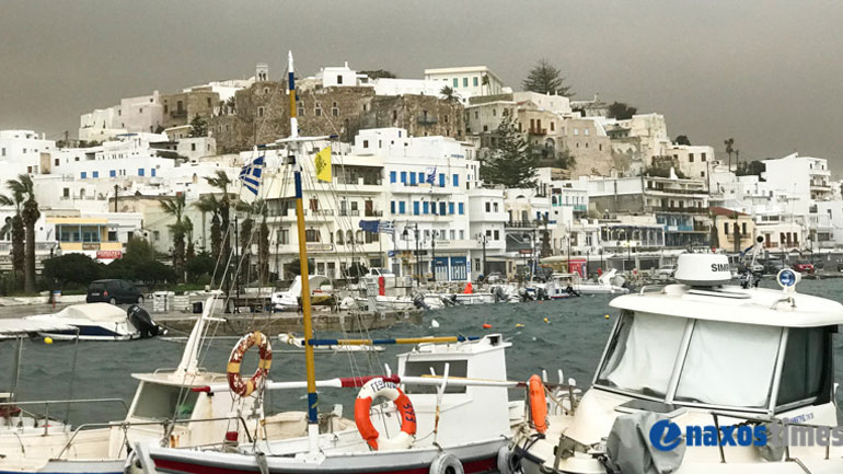 «Πνίγηκε» στην αφρικανική σκόνη και στη λασποβροχή η Νάξος