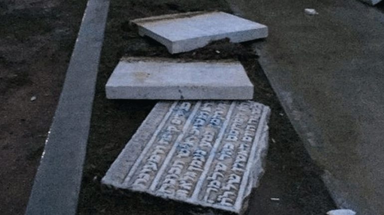 Η Ισραηλιτική Κοινότητα Θεσσαλονίκης καταδικάζει τη βεβήλωση του μνημείου του Εβραϊκού Νεκροταφείου