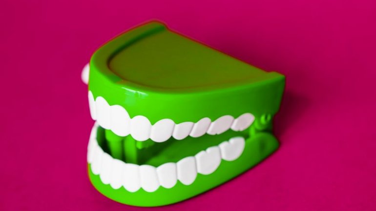 Η αιτία της νόσου Αλτσχάιμερ μπορεί να έρχεται από το στόμα