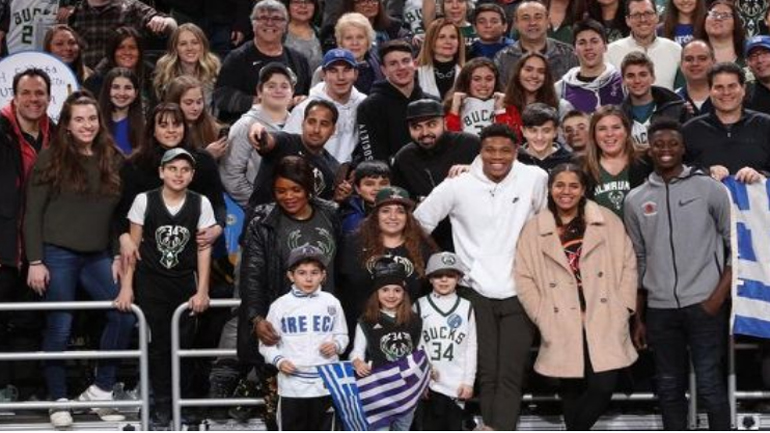 Αποθέωσαν τον Αντετοκούνμπο -Τραγούδησε τον εθνικό ύμνο με τους φιλάθλους Αποθέωσαν τον Αντετοκούνμπο -Τραγούδησε τον εθνικό ύμνο με τους φιλάθλους