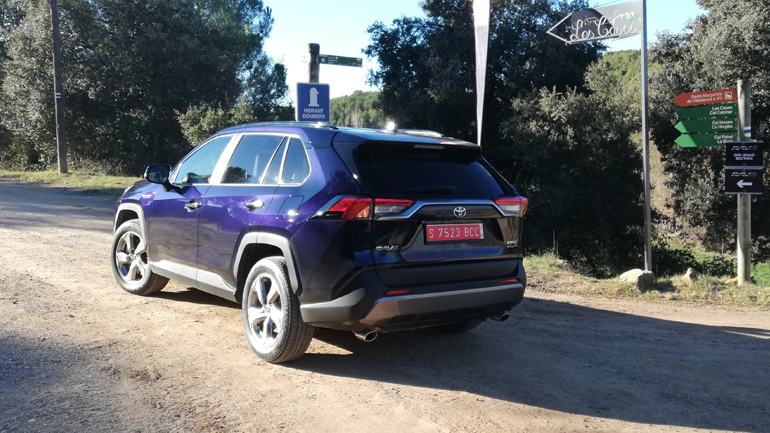 Λίγα χιλιόμετρα έξω από τη Βαρκελώνη, το δοκιμάζουμε σε χωμάτινες διαδρομές