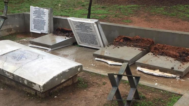 Σιωπηλή διαμαρτυρία στο εβραϊκό μνημείο στο ΑΠΘ μετά τον βανδαλισμό