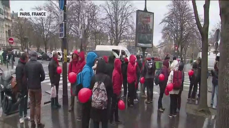 Στους δρόμους του Παρισιού βγήκαν τα «κόκκινα φουλάρια» για τη δημοκρατία και τους θεσμούς